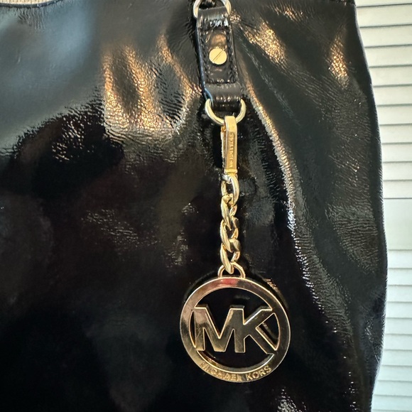 Michael Kors black patent leather purse with gold tone MK dangle charm - Picture 2 of 6